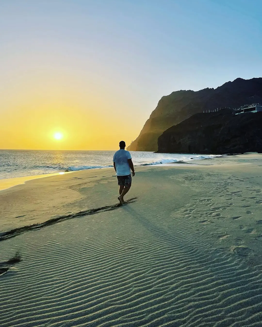 Endless sunsets in São Pedro Beach. 

#digitalnomads #nomadlife #sunsetlife #sunsetlovers