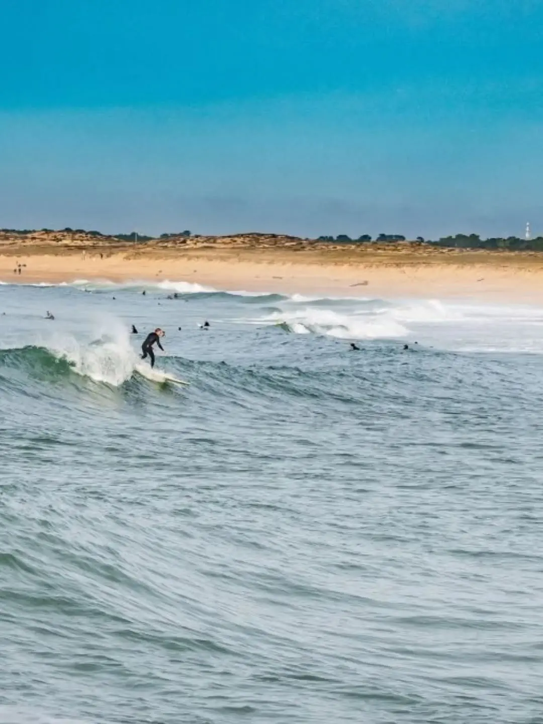 L’été à Hossegor, c’est un rythme à part 🌊☀️

Des sessions surf au lever du soleil,
des journées entre océan et forêt,
d