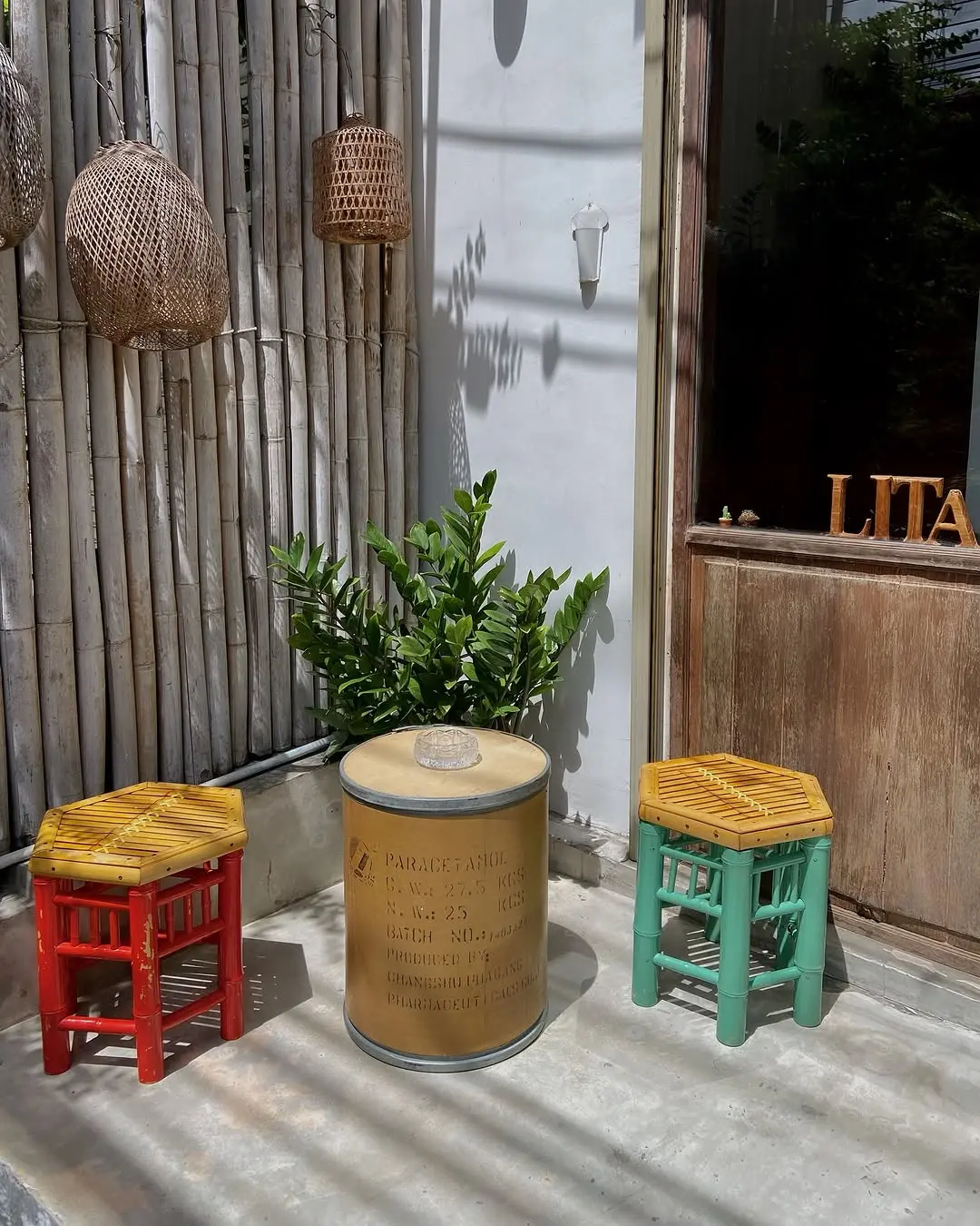 Our little corner in front of our house 🍃

#litabangkok #bangkok #thailand #hostel #bangkokthailand #hostelinbangkok #co