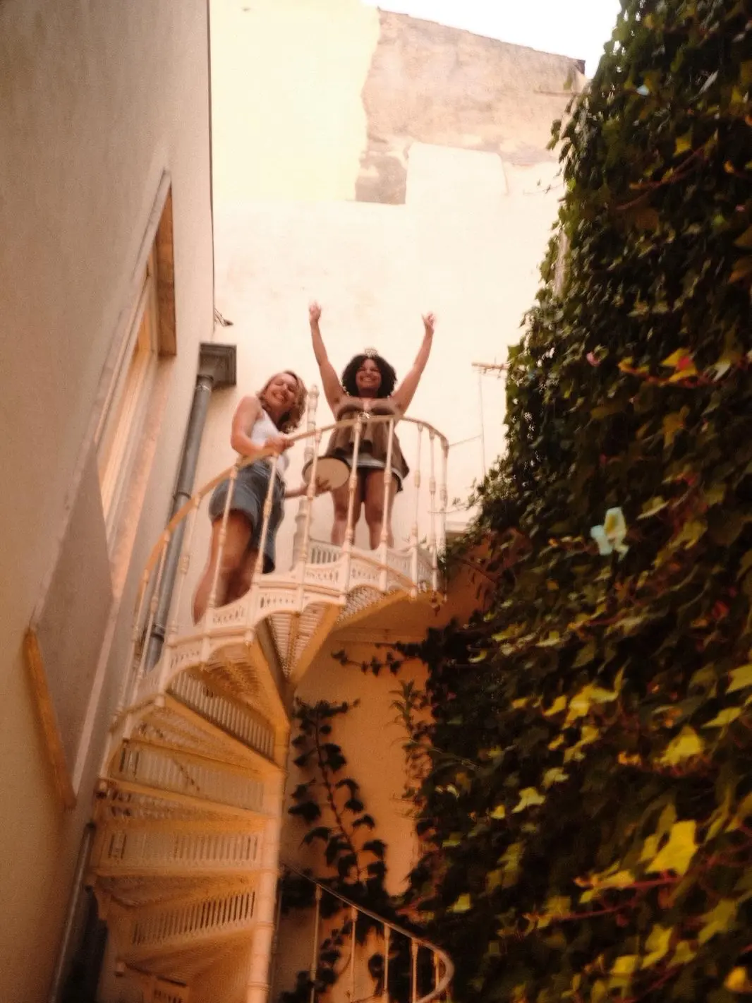 Spring looked good on us.
Lisbon was blooming and so was the house.

A small photo dump from the moments that made sames