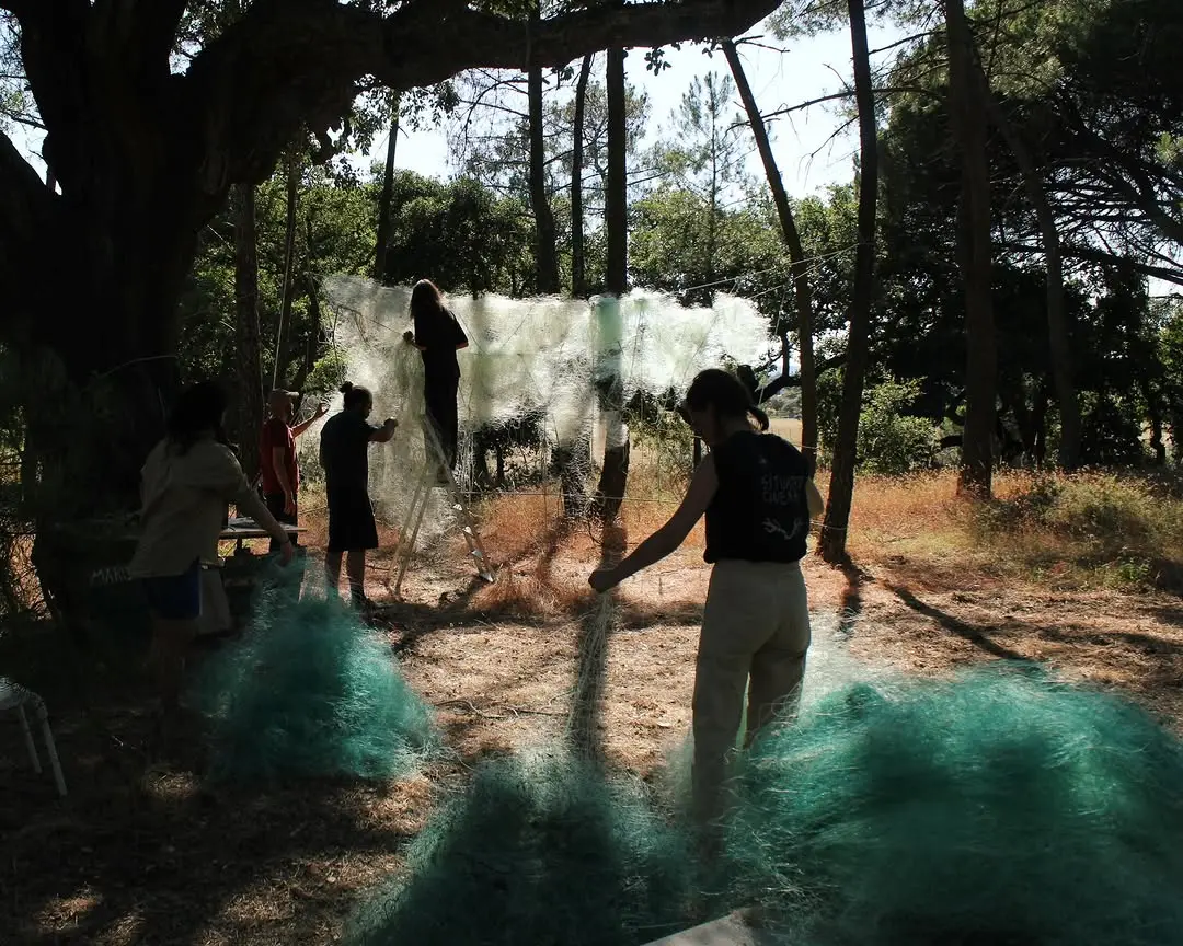 🐟 Situated cinema, day 0. Building of cinema canvas Installation out of a fishermen net that we took in the morning from