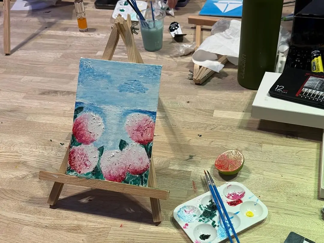 Sip and paint but make it a vibe 🎨👩‍🎨 Two weeks ago our residents turned creativity all the way up! Good energy, good co